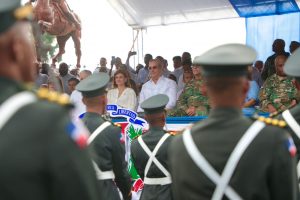 Presidente asiste a desfile por el aniversario batalla del 30 marzo