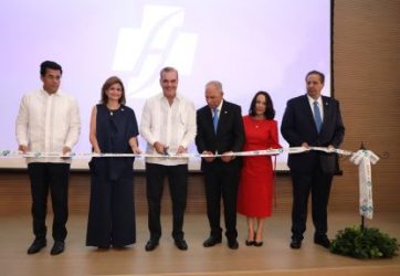 Abinader asiste a inauguración de un centro de salud en Santiago