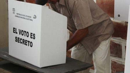 ECUADOR: Población vota en una consulta popular del Presidente