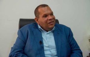 Alcalde de Santo Domingo Norte renuncia a la Fuerza del Pueblo