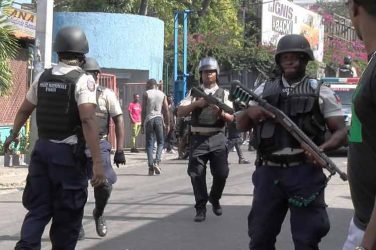 HAITI: Destituyen jefe Policía; otros agentes resultan muertos