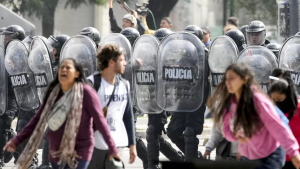 ARGENTINA: Dura represión en protesta contra medidas de Milei