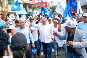 Miguel Vargas recorre barrios de municipio Santo Domingo Este