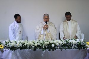 Monseñor Ozoria oficia misa en Nuestra Señora del Rosario