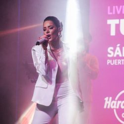 Tueska deslumbra con su voz en concierto en vivo en HRCSD
