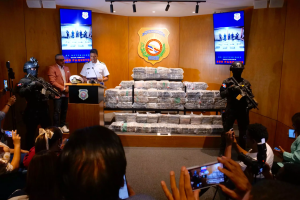 La DNCD ocupa 400 paquetes de cocaína frente a costas de Baní