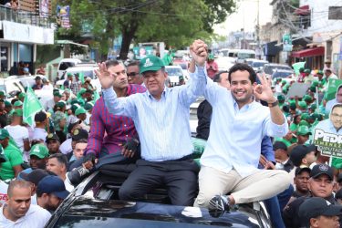 Leonel encabeza larga marcha en SD junto a su hijo y candidato DN
