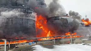 Un dron ucraniano provoca gran incendio en refinería de Moscú