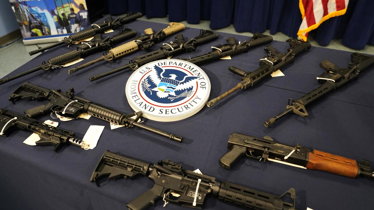 EU: Acusan 13 personas de tráfico de armas a RD Colombia y Haití