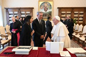 Abinader se reunió con el papa en Roma  y le regaló rosario de larimar