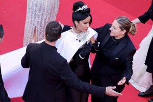 Modelo dominicana es sacada de alfombra rosa en festival Cannes