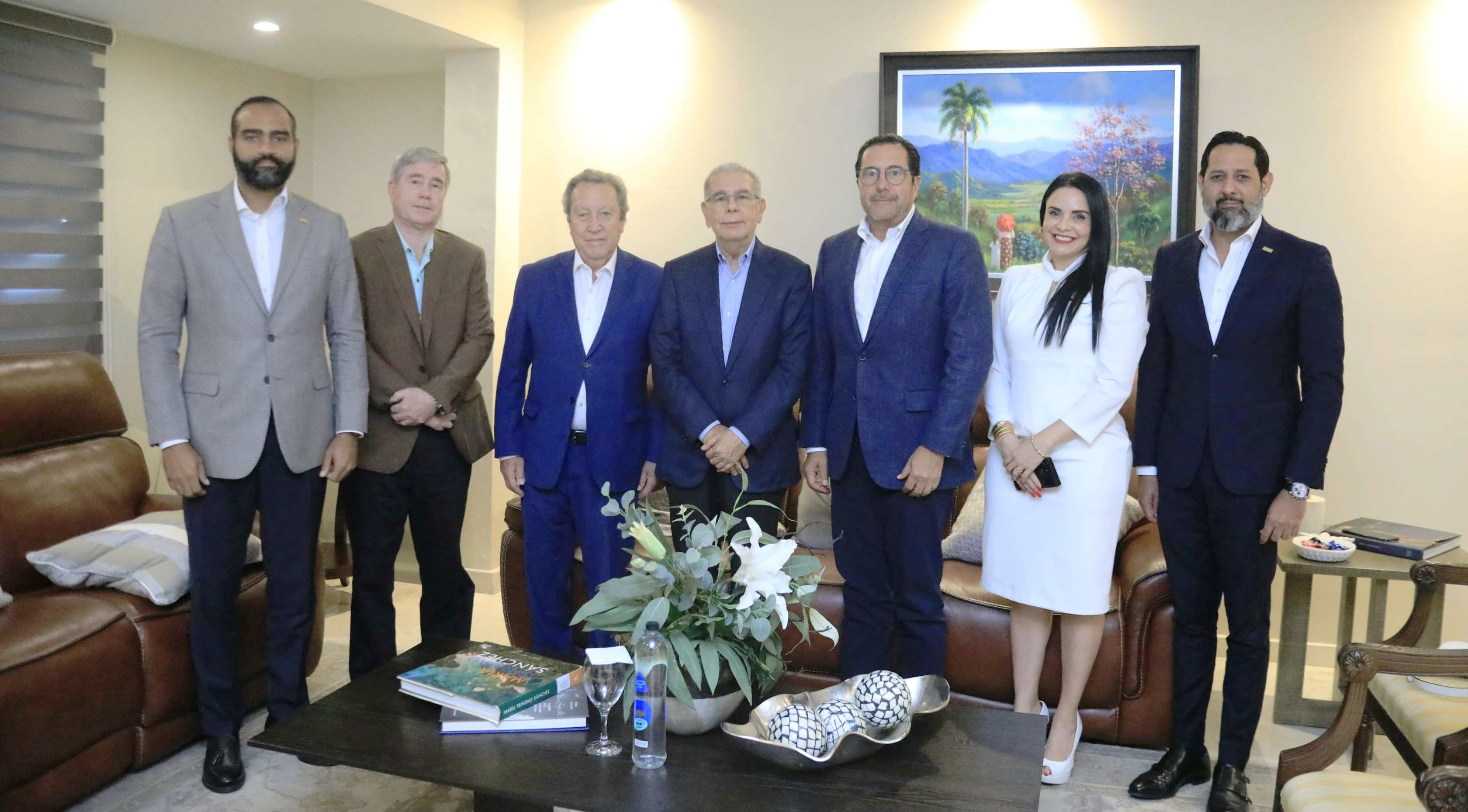 Danilo se reúne con expresidentes Vinicio Cerezo y Martin Torrijos imagen