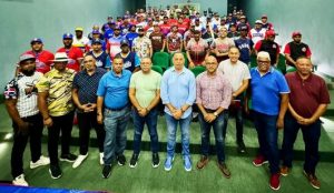 Softbol empresarial de Cotuí con 1,200 jugadores en 45 equipos