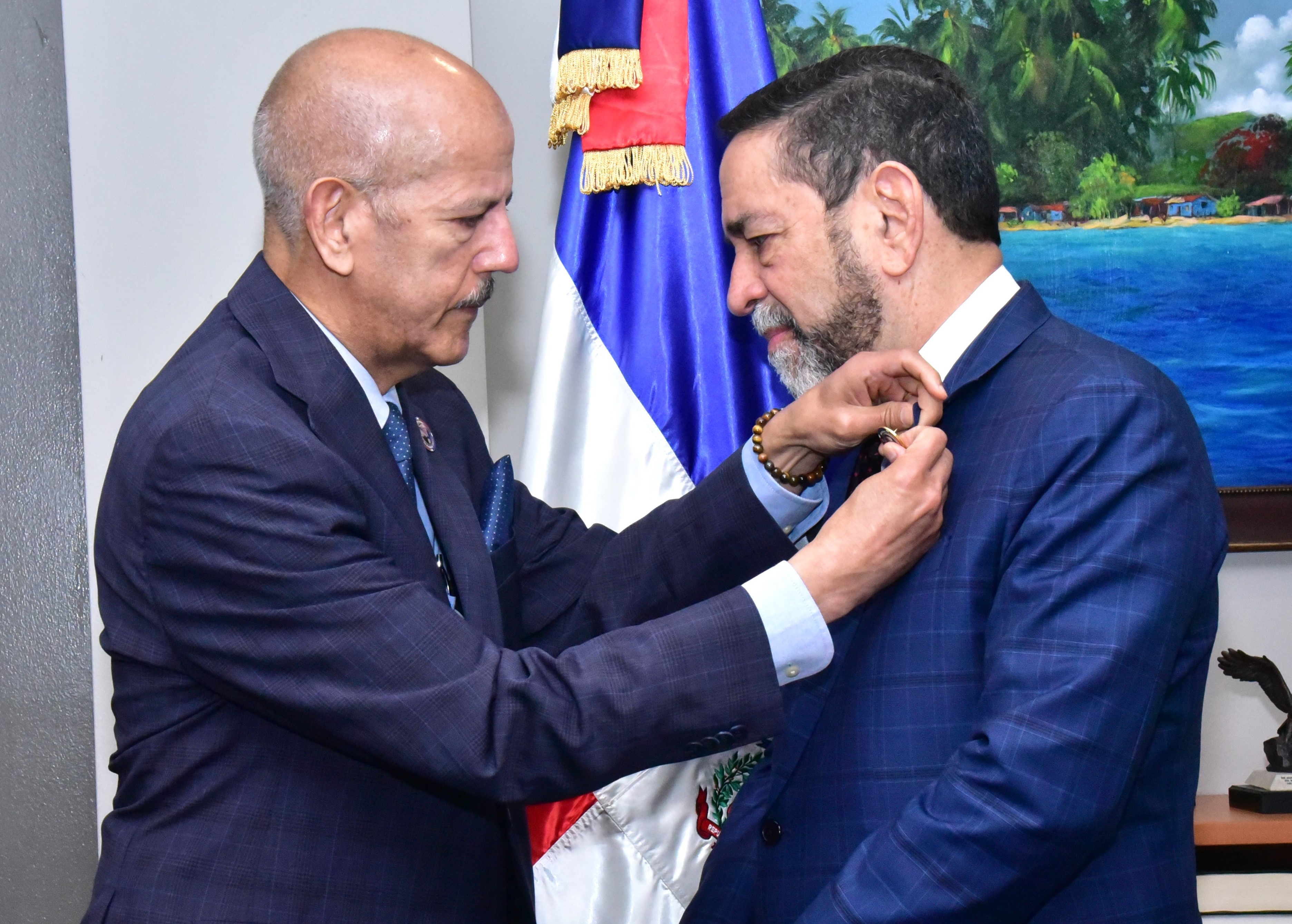 NY: Instituto Duartiano condecora al cónsul general Eligio Jáquez imagen