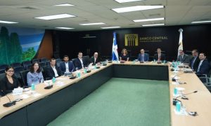 Gobernador Valdez Albizu recibe a funcionarios de Morgan Stanley