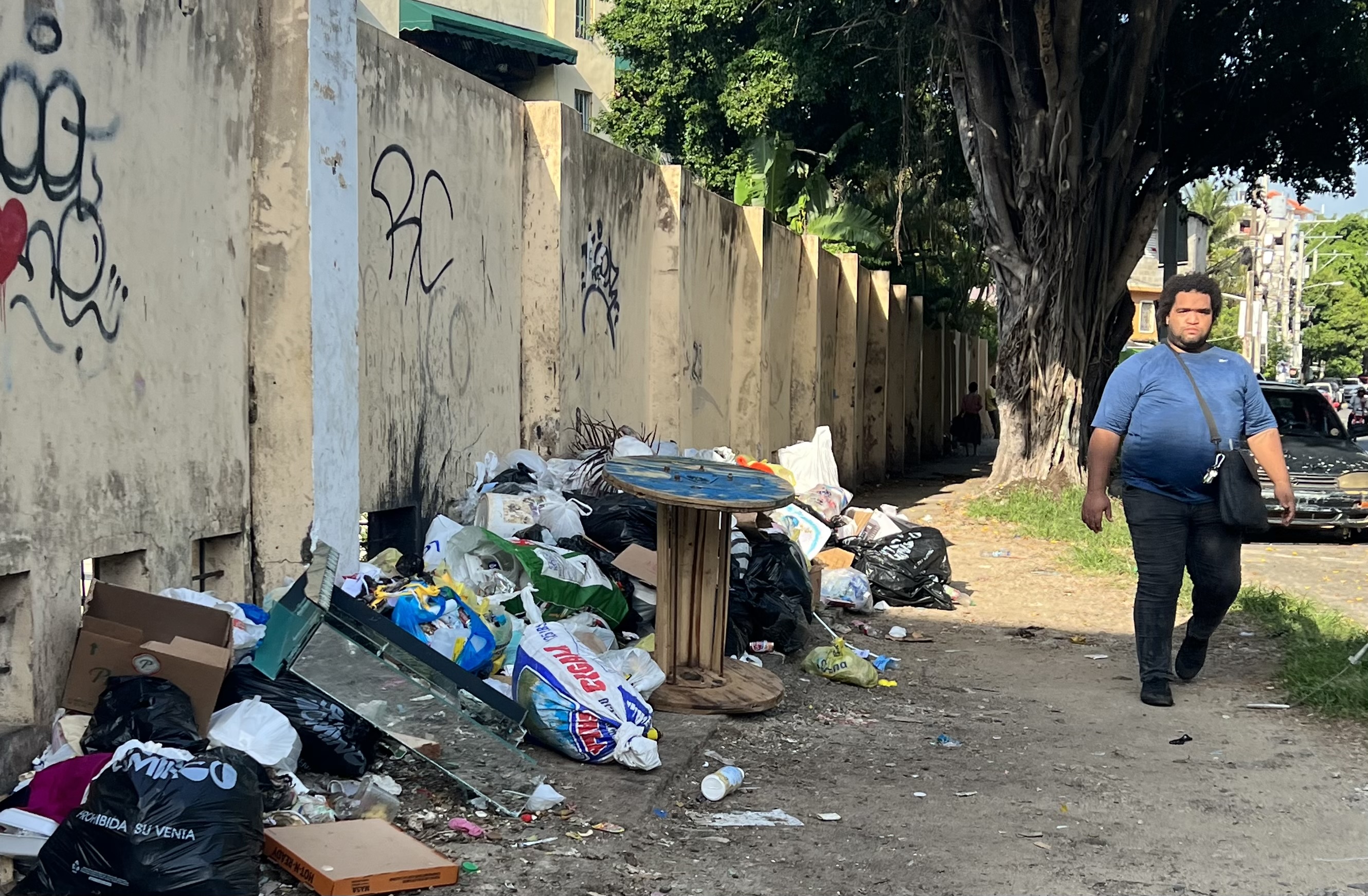 Se desploma servicio recogida de basura en barrios de S. Domingo imagen