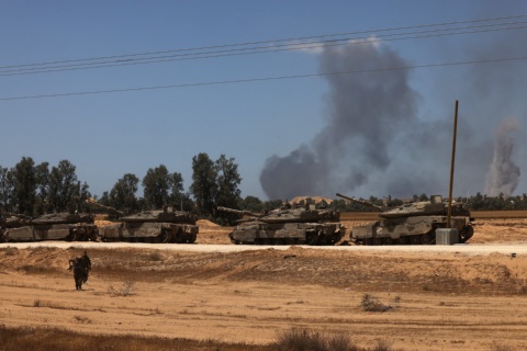 Israel ocupa lado palestino cruce de Rafah, hay ataques aéreos