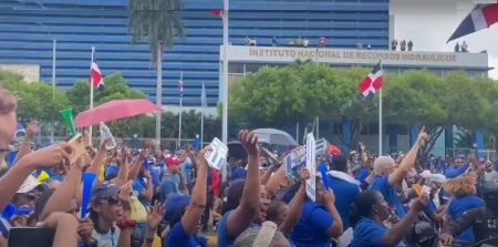 Miles de profesores dominicanos exigen en SD un aumento salarial