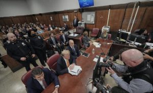 No alcanzan veredicto en primer día de deliberación contra Trump