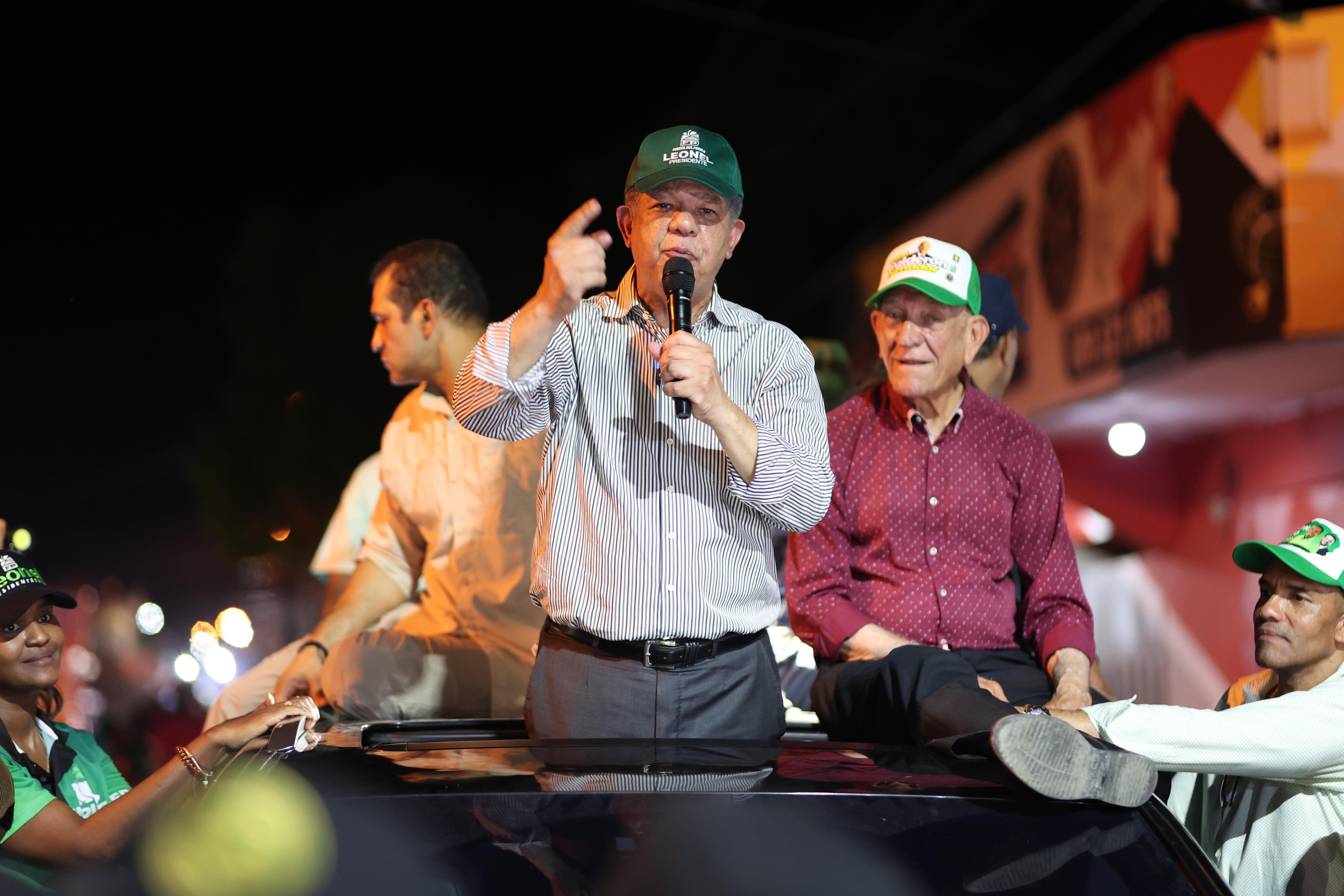 Azua: Leonel deplora presencia de barcazas en la Playa Los Negros imagen