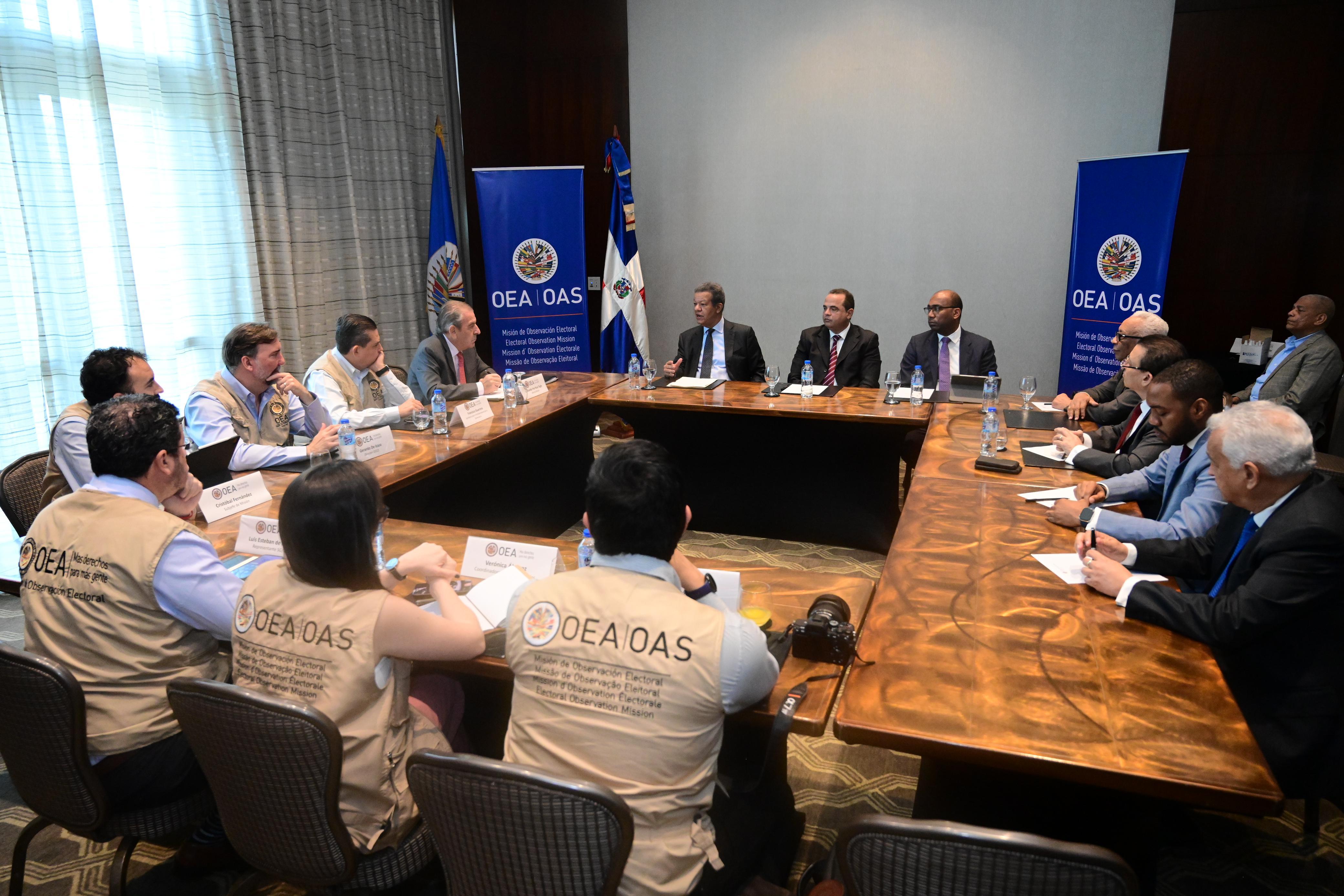 Leonel: «Gobierno tiene intención volver a comprar cédulas» en RD imagen