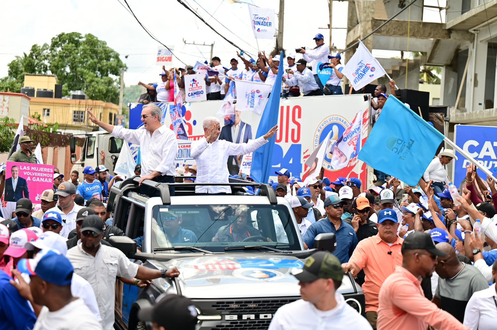 Abinader encabeza concurrida marcha caravana en ciudad Cotuí