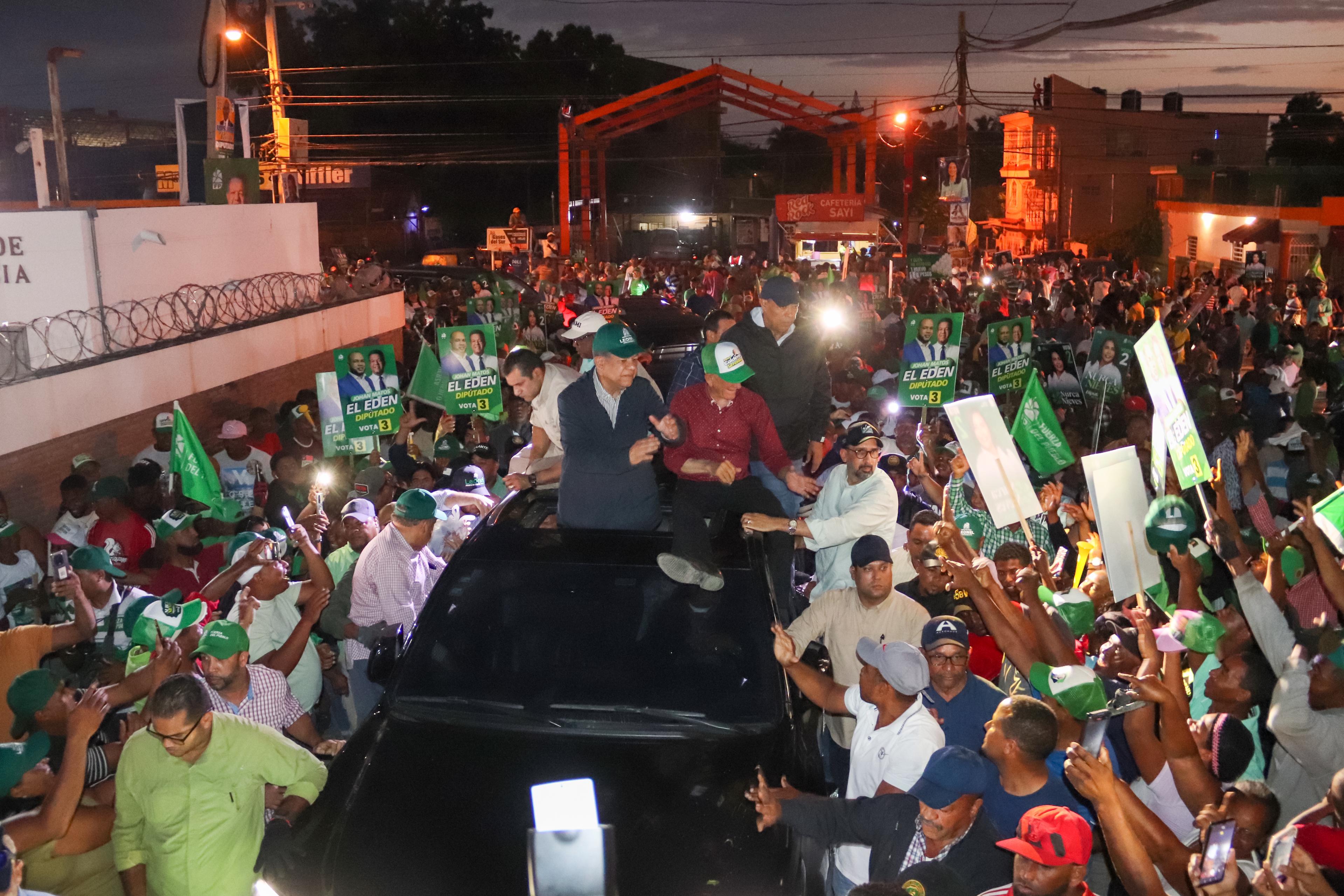 AZUA: Multitud apoya candidato presidencial FP Leonel Fernández imagen