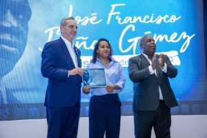 Fundación reconoce a ganadores de concurso sobre Peña Gómez