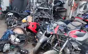 SANTIAGO: Desmantelan taller desguazaba motocicletas robadas