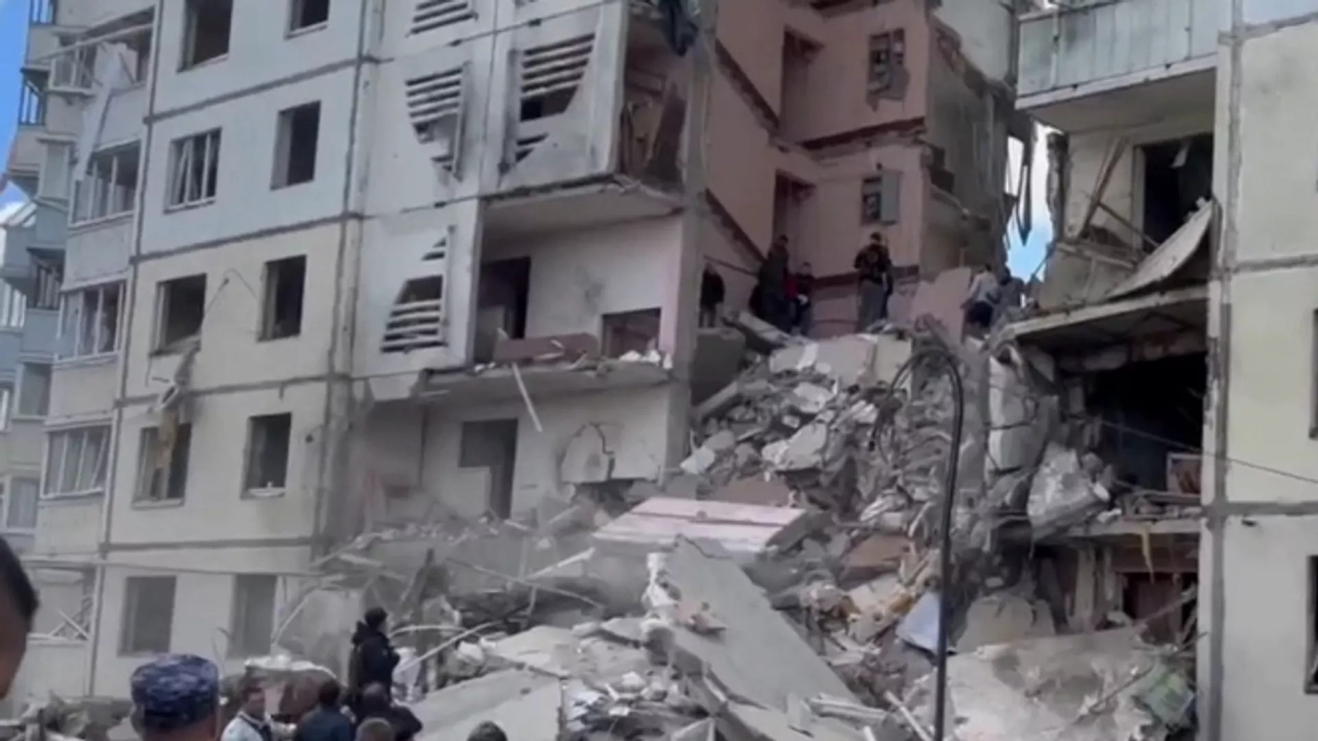 Bombardeo ucraniano destruye parte edificio residencial de Rusia