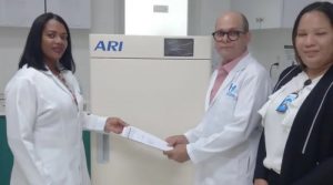 Ney Arias Lora recibe del SNS moderno congelador de Plasma