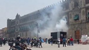 MEXICO: Normalistas lanzan explosivos al palacio presidencial