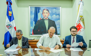 Alcalde Rodríguez firma acuerdo designa Santiago y SD sedes Copa Mundial Femenina Sub-17 en RD