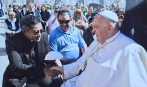 El Papa hace regalo a sacerdote RD por 15 años de ordenación