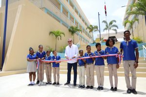 Presidente inaugura escuelas y apartamentos en provincia SD