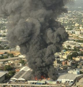 Incendio gran magnitud afectó almacén en la autopista Duarte