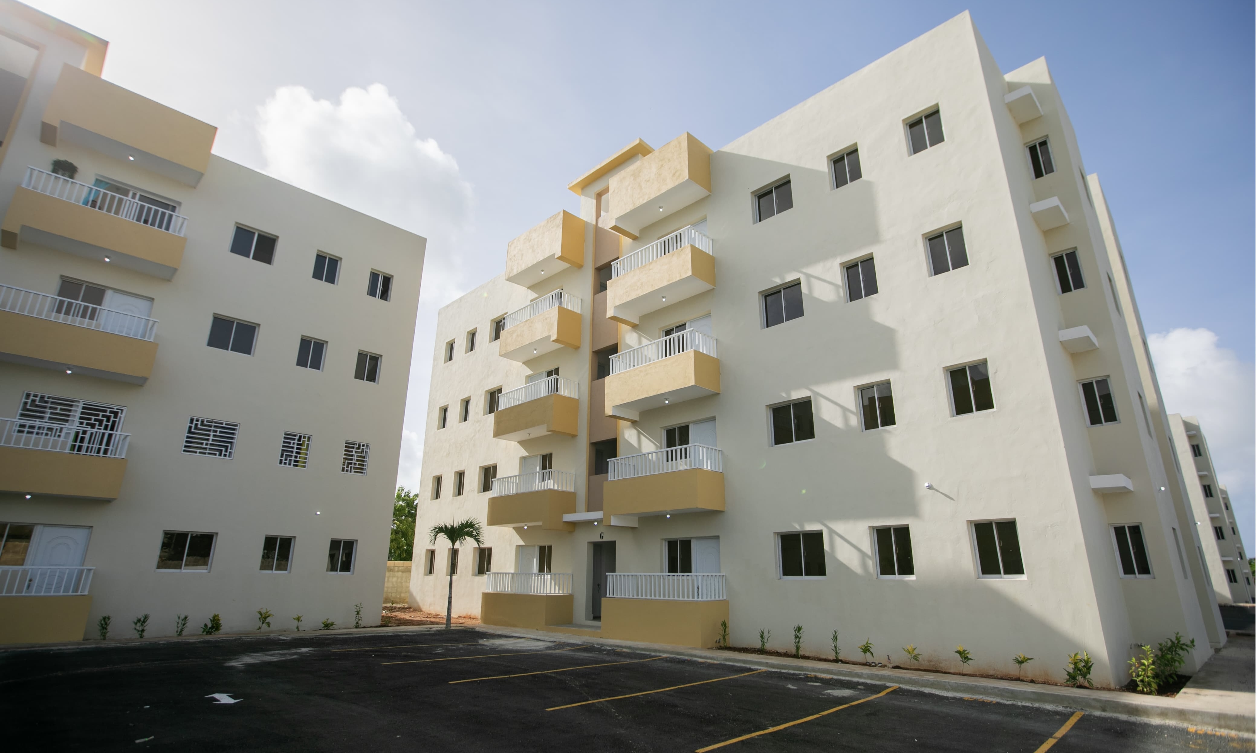 El Gobierno entrega 104 nuevos apartamentos en La Romana imagen