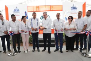 Presidente inaugura carretera,  estadio de fútbol y otras obras