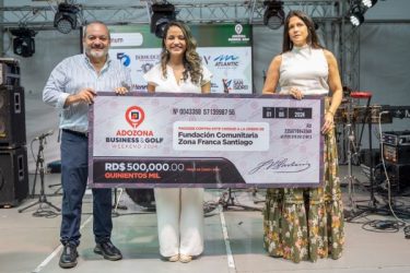 ADOZONA dona 500,000 pesos a Fundación Zona Franca Santiago