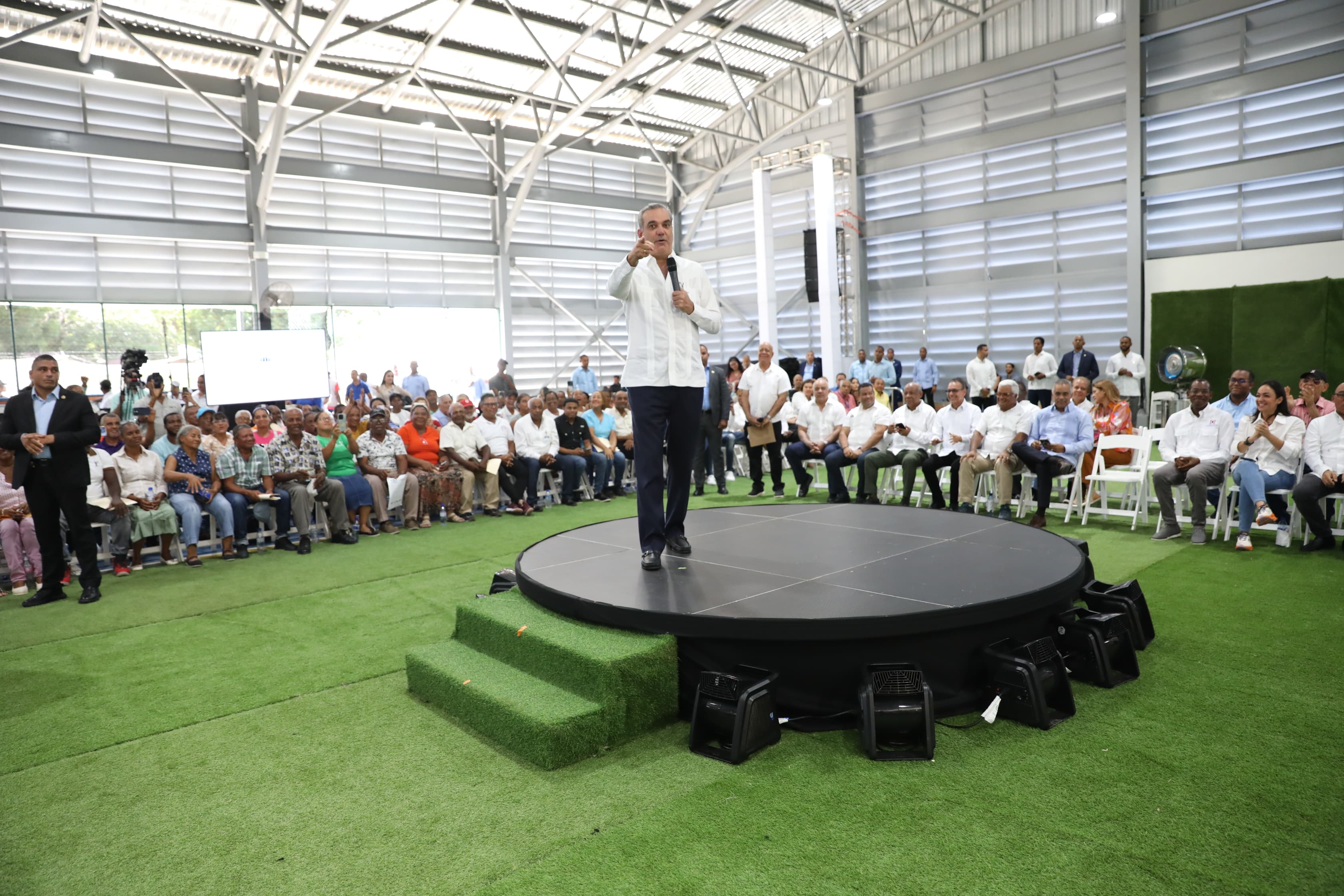 Presidente entregará títulos de propiedad 8 mil familias en barrio imagen