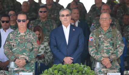 El Presidente Abinader entrega 44 nuevos vehículos al Ejército