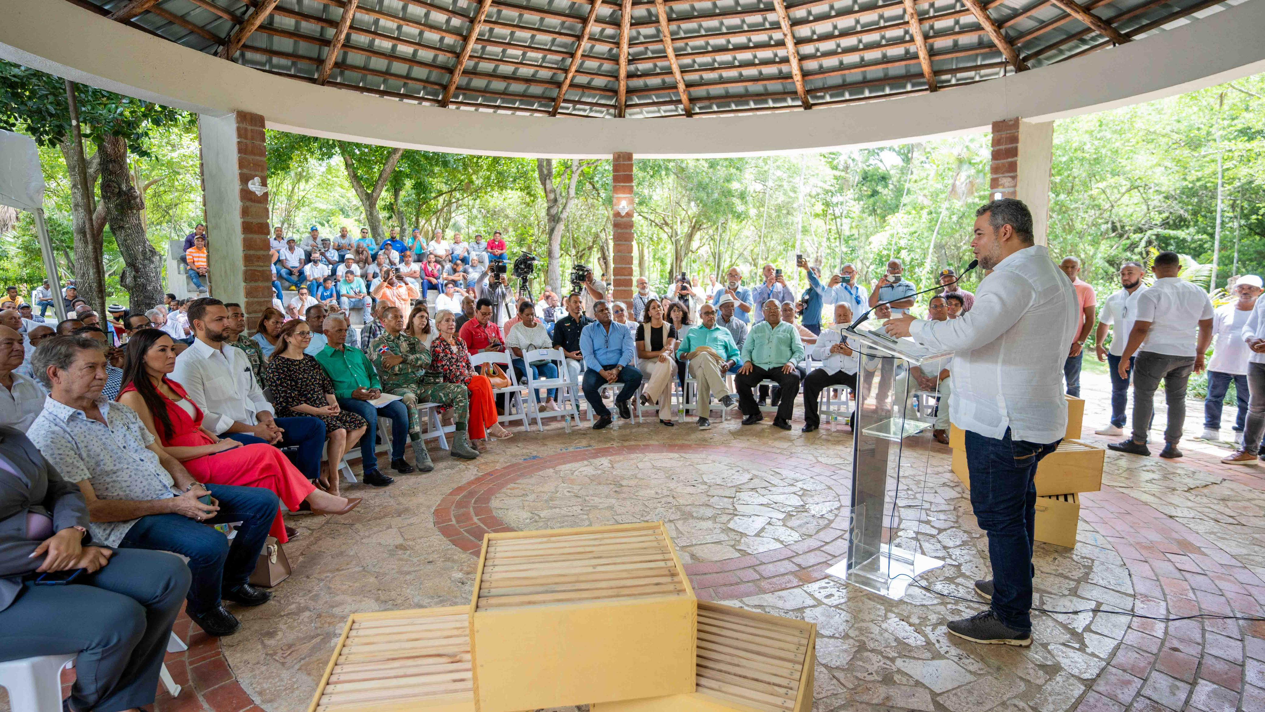 FEDA inicia mayor entrega de cajas de abejas en la historia del país imagen