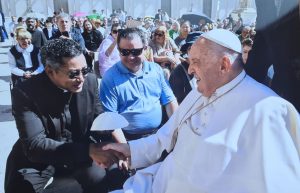El Papa Francisco hace regalo a sacerdote dominicano en su 15 aniversario de ordenación