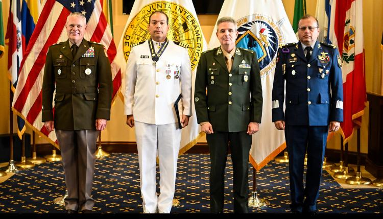Condecoran a oficiales de las Fuerzas Armadas dominicanas imagen