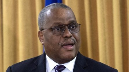 Internan al primer ministro de Haití por problemas respiratorios