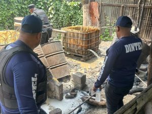 Destruyen laboratorio clandestino de bebidas en provincia de la RD