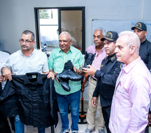 JARABACOA: Consejo dona uniformes a policía municipal 