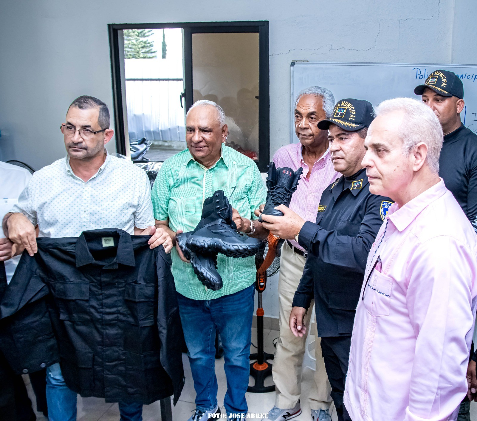JARABACOA: Consejo dona uniformes a policía municipal imagen