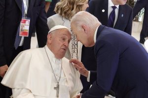 Biden y papa Francisco piden un alto el fuego inmediato en Gaza