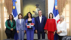 Abinader recibe a Thais Herrera,  dominicana alcanzó el Everest